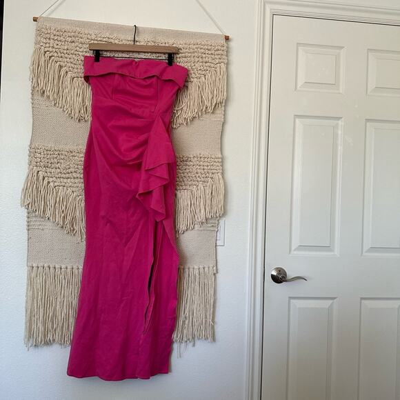 Elliatt Dresses & Skirts - Elliatt Across Gown